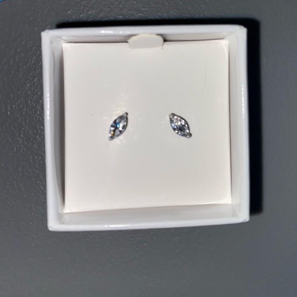 Stud Earrings 💎 - Picture 2 of 3